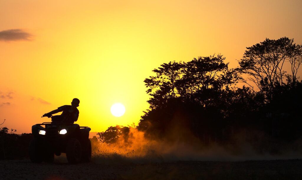 quad, drifting, dust-3266353.jpg